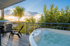 PALM BEACH PERFECTION, PRIVATE SPA POOL, WIFI, SKY TV (POSSIBLY A CAR)